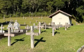 Foto de jazigos no cemitério da Colônia Santana