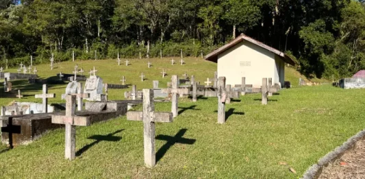 Foto de jazigos no cemitério da Colônia Santana