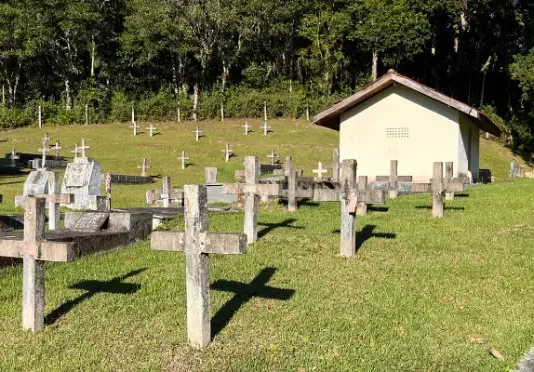 Foto de jazigos no cemitério da Colônia Santana