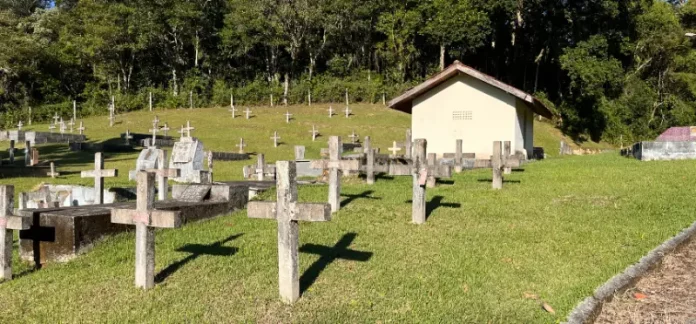 Foto de jazigos no cemitério da Colônia Santana