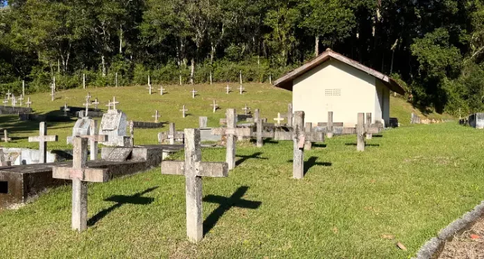 Foto de jazigos no cemitério da Colônia Santana
