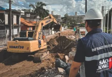 máquinas trabalhando na macrodrenagem em São José