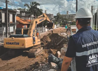 máquinas trabalhando na macrodrenagem em São José