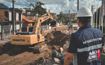 máquinas trabalhando na macrodrenagem em São José