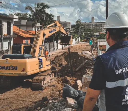 máquinas trabalhando na macrodrenagem em São José