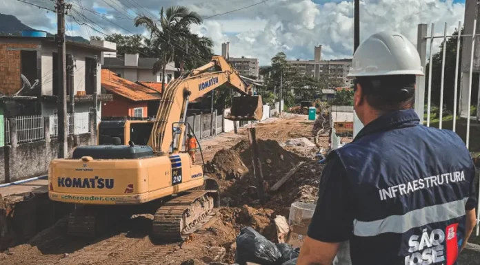 máquinas trabalhando na macrodrenagem em São José