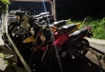 Motos em cima de guincho apreendidas em São José
