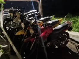 Motos em cima de guincho apreendidas em São José