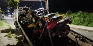 Motos em cima de guincho apreendidas em São José