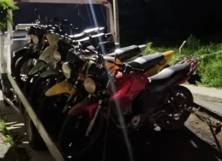 Motos em cima de guincho apreendidas em São José