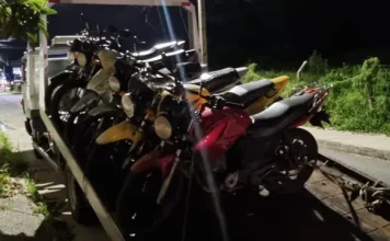Motos em cima de guincho apreendidas em São José