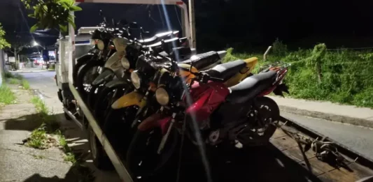 Motos em cima de guincho apreendidas em São José