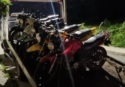 Motos em cima de guincho apreendidas em São José