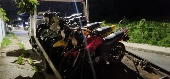 Motos em cima de guincho apreendidas em São José