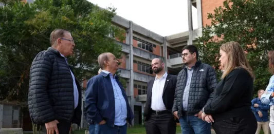 Governador Jorginho Mello acompanhado pelo secretário de estado da Saúde Diogo Demarchi, o prefeito Orvino Coelho de Ávila e o vice-prefeito Michel Schlemper, em visita ao local do Novo Complexo de Saúde