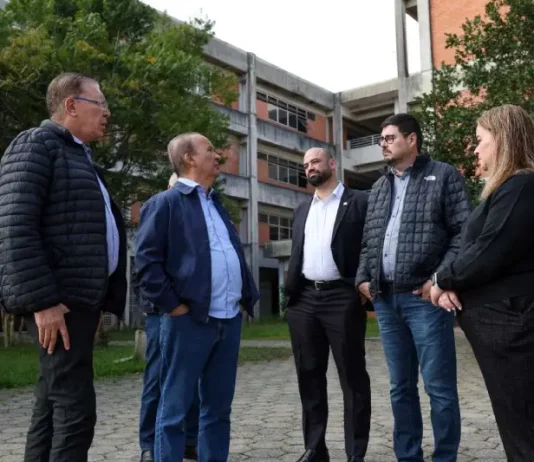 Governo de SC e prefeitura anunciam novo Complexo de Saúde em São José Governador Jorginho Mello acompanhado pelo secretário de estado da Saúde Diogo Demarchi, o prefeito Orvino Coelho de Ávila e o vice-prefeito Michel Schlemper, em visita ao local do Novo Complexo de Saúde