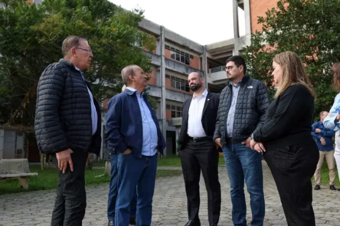 novo Complexo de Saúde Governador Jorginho Mello acompanhado pelo secretário de estado da Saúde Diogo Demarchi, o prefeito Orvino Coelho de Ávila e o vice-prefeito Michel Schlemper, em visita ao local do Novo Complexo de Saúde