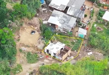 Área demarcada em uma encosta na Vila Aparecida, em Florianópolis, onde foram realizadas demolições de construções irregulares durante a Operação Solo Legal, com foco na fiscalização e prevenção de riscos ambientais e geológicos.