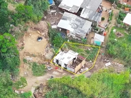 Área demarcada em uma encosta na Vila Aparecida, em Florianópolis, onde foram realizadas demolições de construções irregulares durante a Operação Solo Legal, com foco na fiscalização e prevenção de riscos ambientais e geológicos.