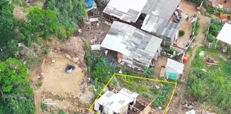 Área demarcada em uma encosta na Vila Aparecida, em Florianópolis, onde foram realizadas demolições de construções irregulares durante a Operação Solo Legal, com foco na fiscalização e prevenção de riscos ambientais e geológicos.