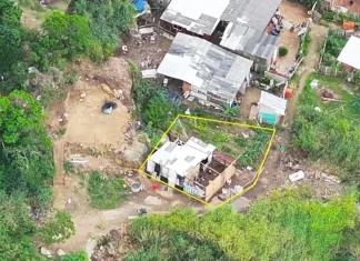 Área demarcada em uma encosta na Vila Aparecida, em Florianópolis, onde foram realizadas demolições de construções irregulares durante a Operação Solo Legal, com foco na fiscalização e prevenção de riscos ambientais e geológicos.