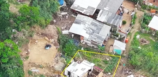 Área demarcada em uma encosta na Vila Aparecida, em Florianópolis, onde foram realizadas demolições de construções irregulares durante a Operação Solo Legal, com foco na fiscalização e prevenção de riscos ambientais e geológicos.