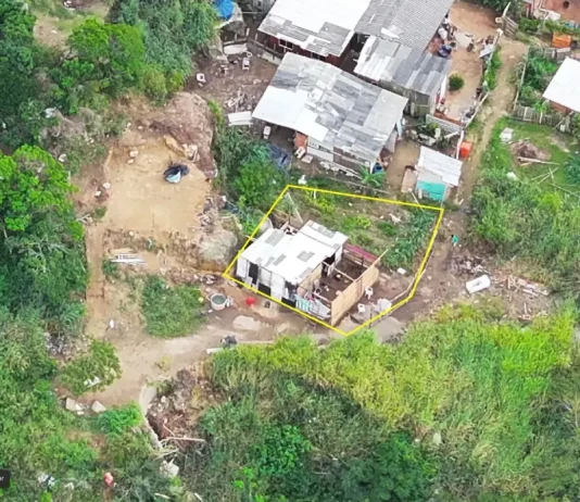 Área demarcada em uma encosta na Vila Aparecida, em Florianópolis, onde foram realizadas demolições de construções irregulares durante a Operação Solo Legal, com foco na fiscalização e prevenção de riscos ambientais e geológicos.