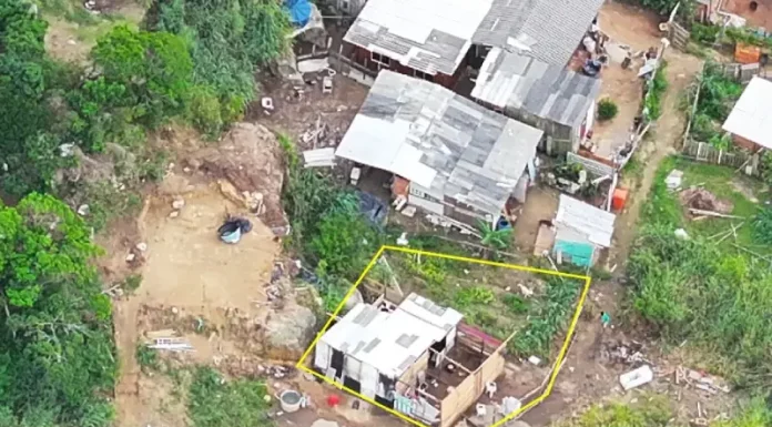 Área demarcada em uma encosta na Vila Aparecida, em Florianópolis, onde foram realizadas demolições de construções irregulares durante a Operação Solo Legal, com foco na fiscalização e prevenção de riscos ambientais e geológicos.
