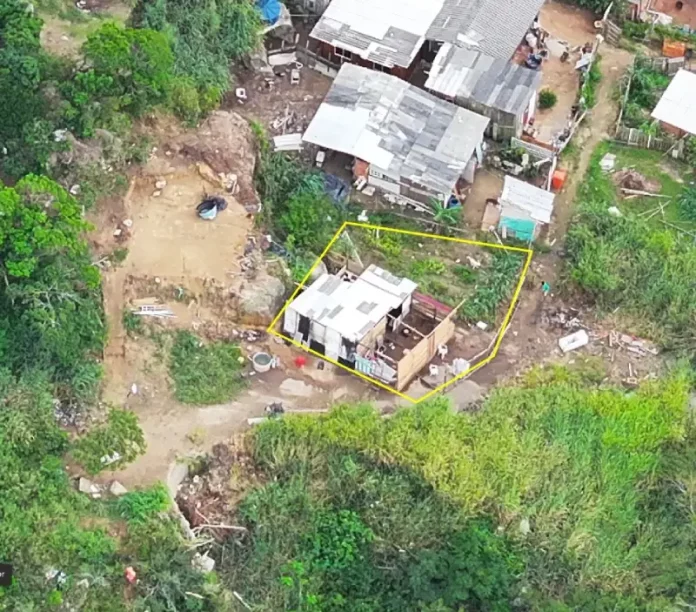 Área demarcada em uma encosta na Vila Aparecida, em Florianópolis, onde foram realizadas demolições de construções irregulares durante a Operação Solo Legal, com foco na fiscalização e prevenção de riscos ambientais e geológicos.