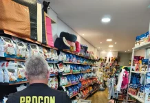 Agentes do Procon vistoriando pet shops e clínicas veterinárias