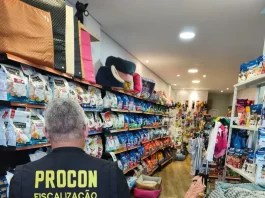 Procon encontra irregularidades em 78% de pet shops e clínicas em Florianópolis” Agentes do Procon vistoriando pet shops e clínicas veterinárias