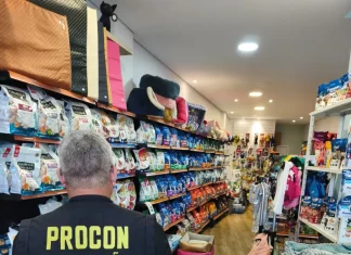Agentes do Procon vistoriando pet shops e clínicas veterinárias