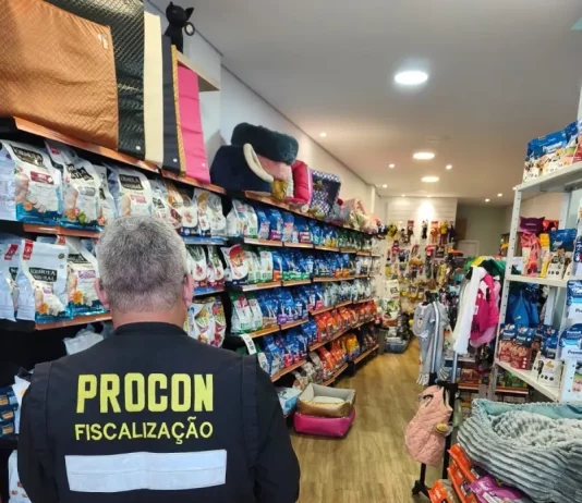 Procon encontra irregularidades em 78% de pet shops e clínicas em Florianópolis” Agentes do Procon vistoriando pet shops e clínicas veterinárias