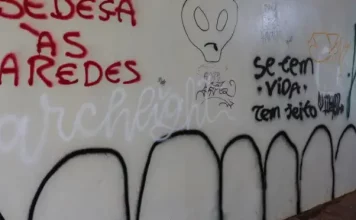 Muro com pichações
