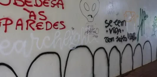 Muro com pichações