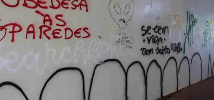 Muro com pichações