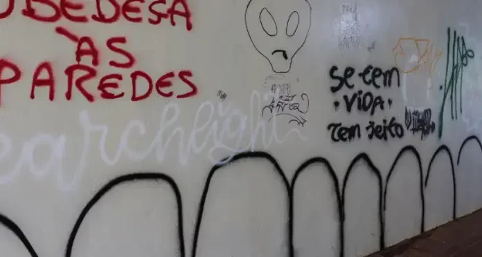 Prefeito de São José sanciona lei contra pichações Muro com pichações