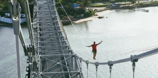 Rafa Bridi praticando highline na Ponte Hercílio Luz