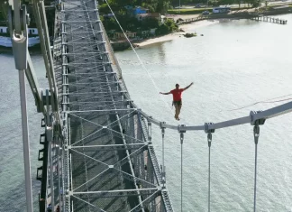 Rafa Bridi praticando highline na Ponte Hercílio Luz
