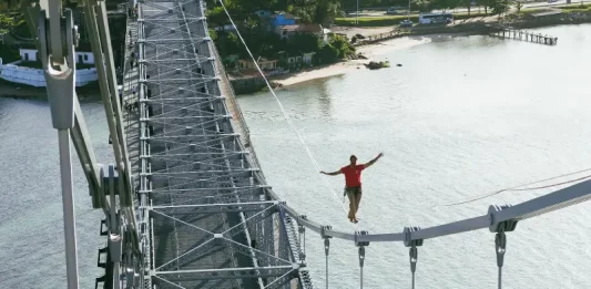 Rafa Bridi praticando highline na Ponte Hercílio Luz