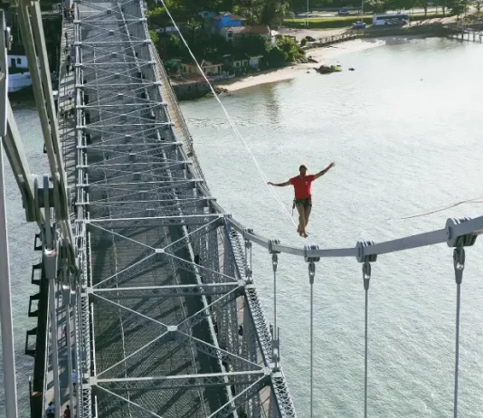 Ponte Hercílio Luz será palco de tentativa de recorde mundial de highline urbano Rafa Bridi praticando highline na Ponte Hercílio Luz