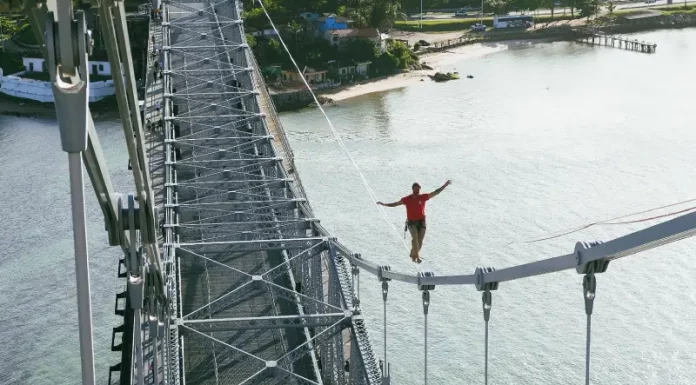 Rafa Bridi praticando highline na Ponte Hercílio Luz