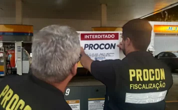 Procon interdita posto em Florianópolis por falta de alvará Agentes do Procon de Florianópolis colcando placa de interditado em posto de combustívies