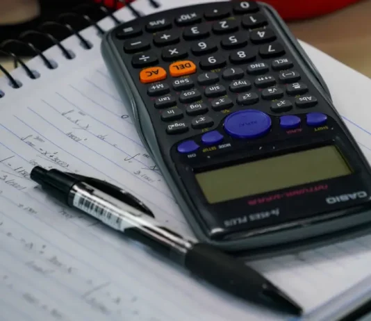 Últimos dias para aderir ao Recupera Mais com descontos no ICMS e ITCMD Mesa com calculadora, caderno e caneta, representando planejamento financeiro e organização de dívidas no contexto do programa Recupera Mais.