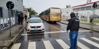 Servidores das secretarias de Trânsito e de Infraestrutura de São José em analise de trânsito para obras de macrodrenagem