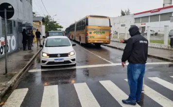 Servidores das secretarias de Trânsito e de Infraestrutura de São José em analise de trânsito para obras de macrodrenagem