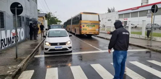São José realiza testes de trânsito na Avenida Presidente Kennedy para obra de macrodrenagem Servidores das secretarias de Trânsito e de Infraestrutura de São José em analise de trânsito para obras de macrodrenagem