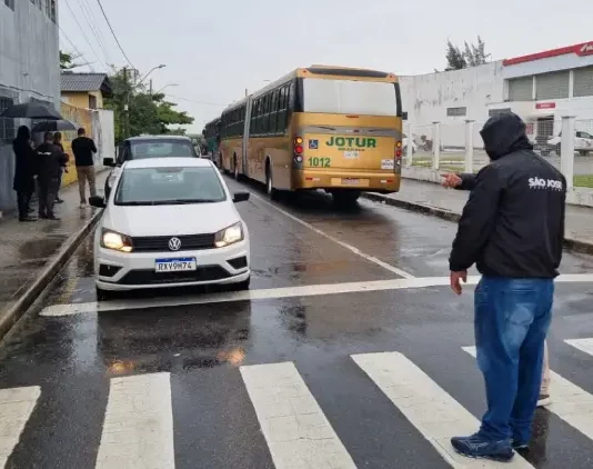 São José realiza testes de trânsito na Avenida Presidente Kennedy para obra de macrodrenagem Servidores das secretarias de Trânsito e de Infraestrutura de São José em analise de trânsito para obras de macrodrenagem