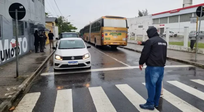 Servidores das secretarias de Trânsito e de Infraestrutura de São José em analise de trânsito para obras de macrodrenagem