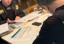 Agentes da PF na Operação TIROCINIUM que investigam tráfico internacional de drogas em portos catarinenses